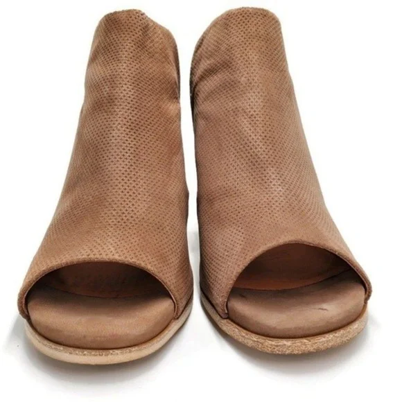 Gentle Souls Tan Nubuck Leather Open-Toe Sling-Back Stacked Heel Shootie Sandals - Picture 5 of 16